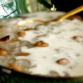 Nấu chè đậu trắng siêu dễ với nồi cơm điện