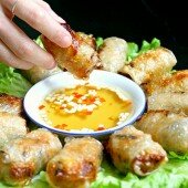 Mẹo cuốn chả giò đều đẹp, giòn ruộm