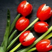 Tạo hình hoa tulip siêu xinh từ cà chua bi