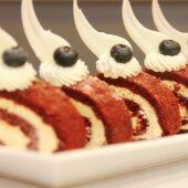 Hướng dẫn nướng và trang trí bánh cuộn Red Velvet chuẩn 5 sao