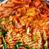 Tự nấu mì cay Hàn Quốc siêu hot, vừa nhìn đã thèm
