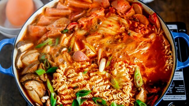 Tự nấu mì cay Hàn Quốc siêu hot, vừa nhìn đã thèm