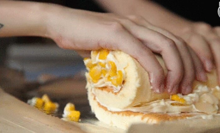 Bạn nên làm dứt khoát và cẩn thận nhưng không quá chậm rãi rón rén, nếu không bánh sẽ dễ bị đứt gãy Bạn nên làm dứt khoát và cẩn thận nhưng không quá chậm rãi rón rén, nếu không bánh sẽ dễ bị đứt gãy