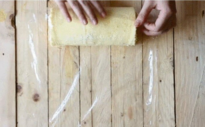 Bọc cả cuộn bánh bằng màng nilon rồi giữ lạnh trong 3 tiếng Bọc cả cuộn bánh bằng màng nilon rồi giữ lạnh trong 3 tiếng