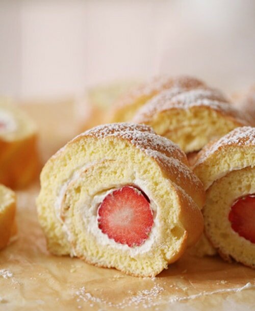 Bánh bông lan cuộn dâu Tổng hợp các loại bánh ngon, ý nghĩa cho dịp Valentine