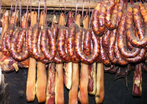 Đặc sản lạp xưởng Yên Bái Về Yên Bái, đừng quên thưởng thức đặc sản nếp Tú Lệ, xôi ngũ sắc