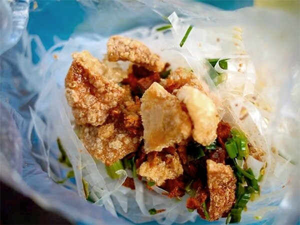 Bánh tráng trộn da heo chiên giòn – Hóc Môn Những quán bánh tráng trộn ngon ở Sài Gòn "đốn tim" du khách