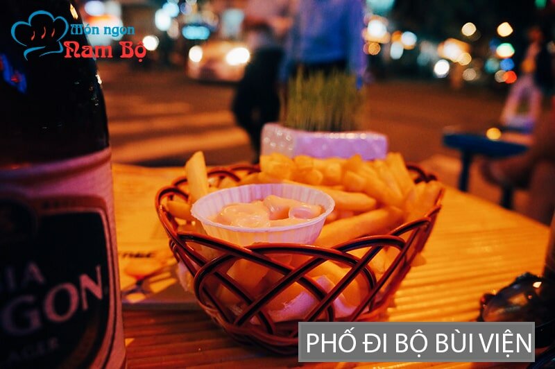 Phố đi bộ Bùi Viện là địa điểm đi chơi đêm nổi tiếng nhất ở Sài Gòn