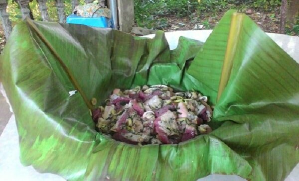 Thịt lợn sau khi chế biến được cuộn trong lá chuối Hai món ngon nổi tiếng Điện Biên được chế biến từ thịt lợn