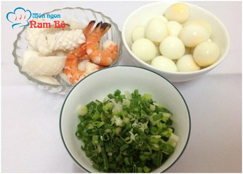 Nguyên liệu làm hủ tiếu được chuẩn bị sẵn