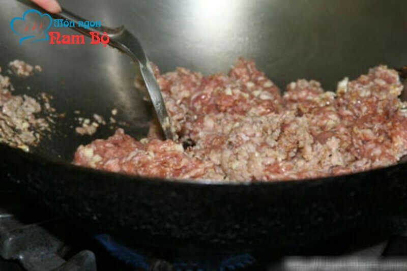 Cho thịt vào xào