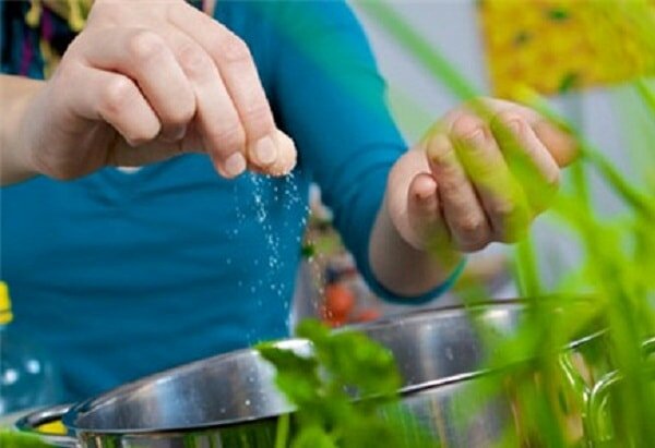 Ứng dụng của hóa học trong đời sống hàng ngày 2 Cho muối vào nước rau luộc sẽ giữ được vitamin trong rau