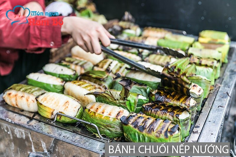 Bánh chuối nếp nướng là món ăn đường phố nổi tiếng ở Sài Gòn