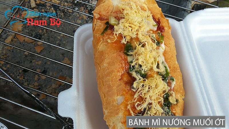 Bánh mì nướng muối ớt nổi tiếng ở Sài Gòn Bánh mì nướng muối ớt nổi tiếng ở Sài Gòn
