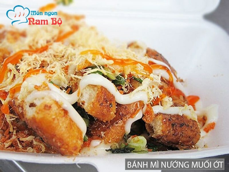 Bánh mì nướng muối ớt nổi tiếng ở Sài Gòn
