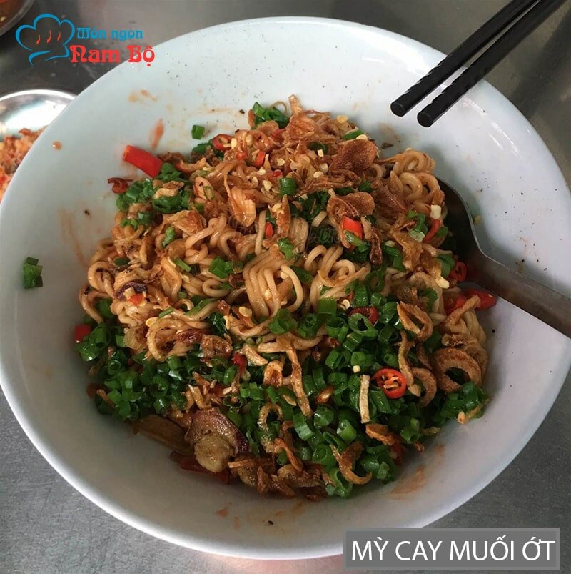 Ngày mưa gió ở Sài Gòn đi ăn mì cay muối ớt