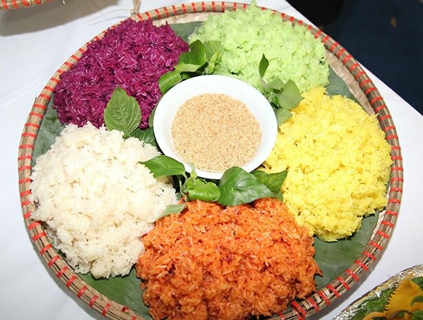 Xôi ngũ sắc tượng trưng cho sự đoàn kết các dân tộc anh em