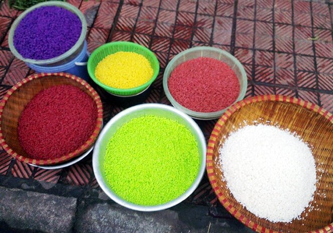 Gạo nếp được nhuộm màu bằng lá, củ, quả rừng trước khi đồ xôi