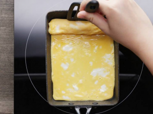Video: Mẹo làm trứng cuộn siêu đẹp siêu dễ