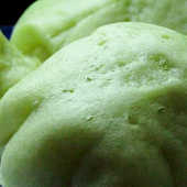 Tự làm bánh bao lá dứa nhân trứng cút cho bữa sáng