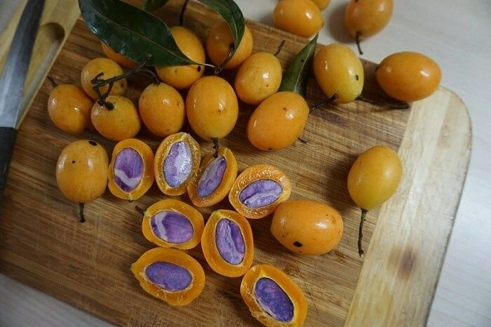 Trái thanh trà - đặc sản độc đáo của vùng đất Vĩnh Long 1 Trái thanh trà dàng dìa, bỏ màu nâu, bên trong mọng nước