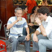 Thủ tướng Canada "lấy lòng" người Sài Gòn chỉ với 10 phút ngồi cafe vỉa hè