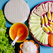 Làm bánh tráng cuốn thịt heo, rau sống giòn ngon mà đơn giản