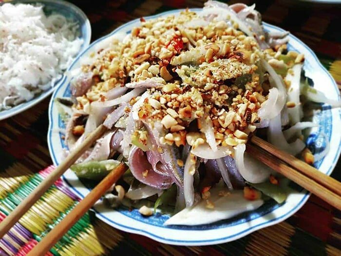 Gỏi cá nhồng hòa trộn vị ngọt dai của cá cùng nước chấm đậm đà Gỏi cá nhồng hòa trộn vị ngọt dai của cá cùng nước chấm đậm đà