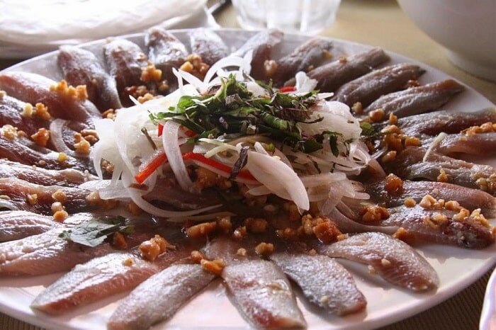 Ăn gỏi cá trích kèm với bún tươi, cuộn với bánh tráng cuốn và các loại rau thơm Ăn gỏi cá trích kèm với bún tươi, cuộn với bánh tráng cuốn và các loại rau thơm