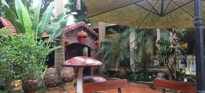 Nhà hàng vô cùng sang trọng nhưng vẫn có chút Tây Bắc với cây cối xanh mướt, nhà tre Nhà hàng vô cùng sang trọng nhưng vẫn có chút Tây Bắc với cây cối xanh mướt, nhà tre