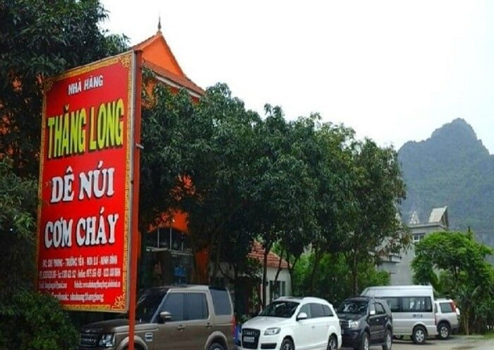 Khuôn viên rộng rãi trước nhà hàng Thăng Long Khuôn viên rộng rãi trước nhà hàng Thăng Long