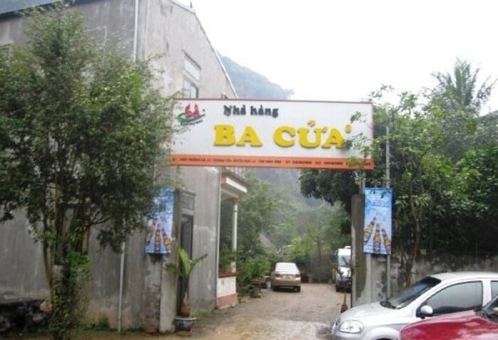 Khuôn viên của nhà hàng Ba Cửa Khuôn viên của nhà hàng Ba Cửa