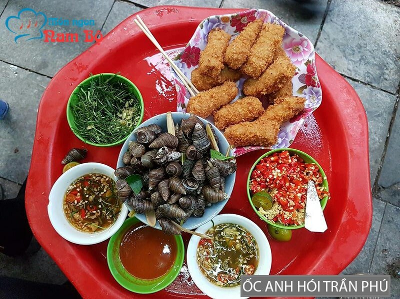 Quán có nhiều món ăn vặt phục vụ thực khách, chủ yếu là các bạn trẻ Quán có nhiều món ăn vặt phục vụ thực khách, chủ yếu là các bạn trẻ