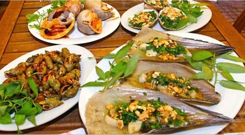 Ngoài các món ốc, quán còn phục vụ nhiều loại hải sản khác Ngoài các món ốc, quán còn phục vụ nhiều loại hải sản khác