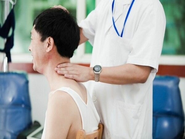 Mỏi vùng cổ và cột sống lưng là triệu chứng của bệnh gai cột sống triệu chứng của bệnh gai cột sống 2