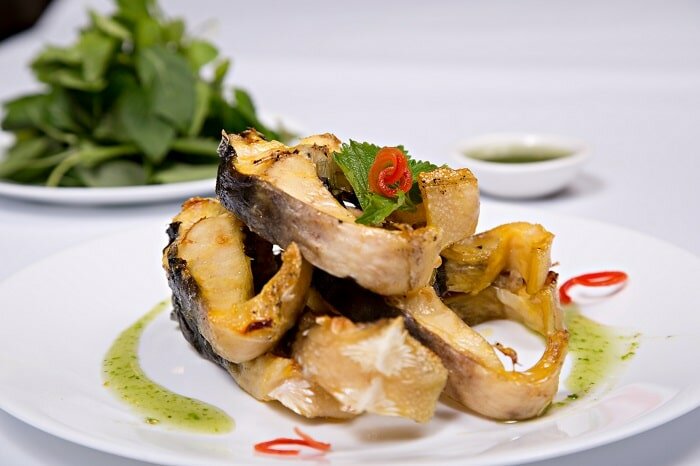 Cá tầm nướng lá dừa Cá tầm nướng lá dừa