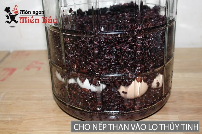 Cho nếp than vào lọ thủy tinh