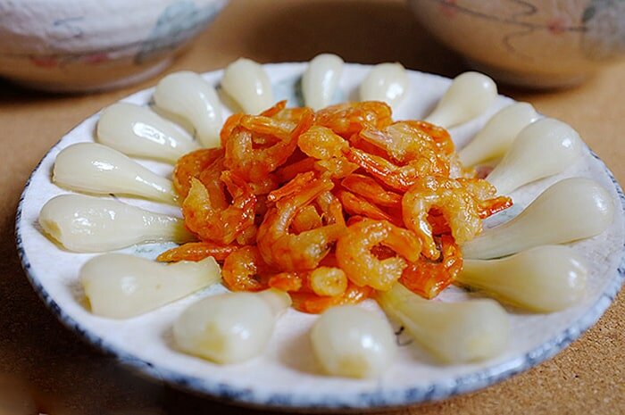 Củ kiệu ăn với tôm khô là món ăn không thể thiếu ngày Tết Củ kiệu ăn với tôm khô là món ăn không thể thiếu ngày Tết