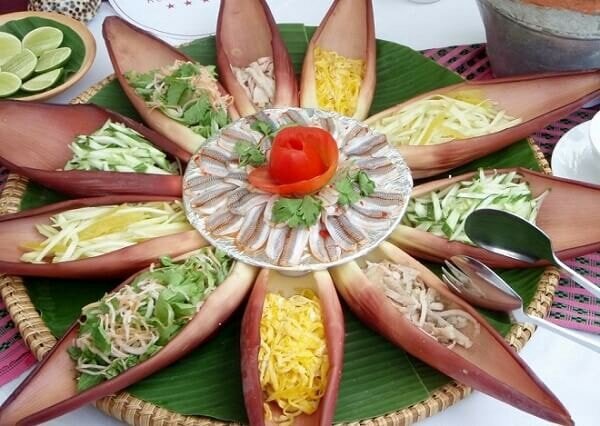 Bắp chuối (hay hoa chuối)là một trong những nguyên liệu có thể chế biến được đa món ăn món ăn từ hoa 6