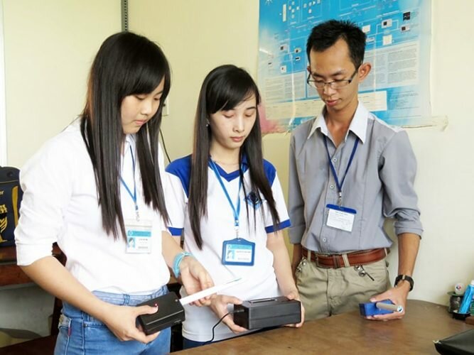 Nên thuê gia sư là sinh viên vẫn đang học hay đã ra trường?