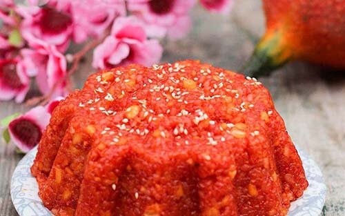 Xôi gấc vào khuôn 