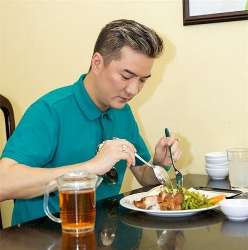 Đàm Vĩnh Hưng đang thưởng thức món cơm tấm Đàm Vĩnh Hưng đang thưởng thức món cơm tấm