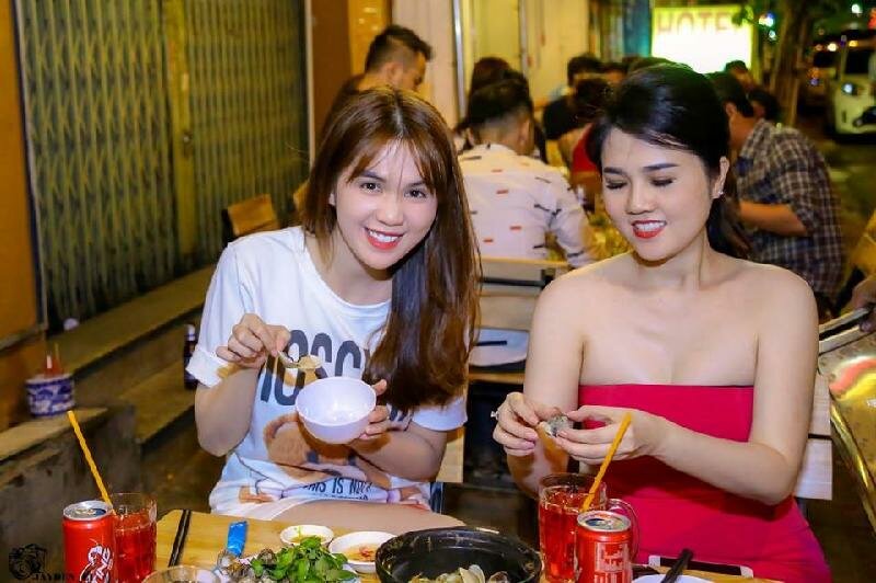 Ngọc Trinh giản dị tại quán ốc vỉa hè Ngọc Trinh giản dị tại quán ốc vỉa hè