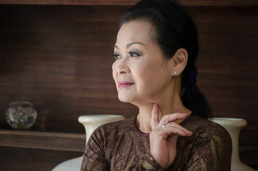 Danh ca Khánh Ly tiết lộ:"Ngồi ở vỉa hè ăn cũng ăn ngon" 1 Khánh Ly là nữ danh ca rất nổi tiếng với những bài hát nhạc Trịnh