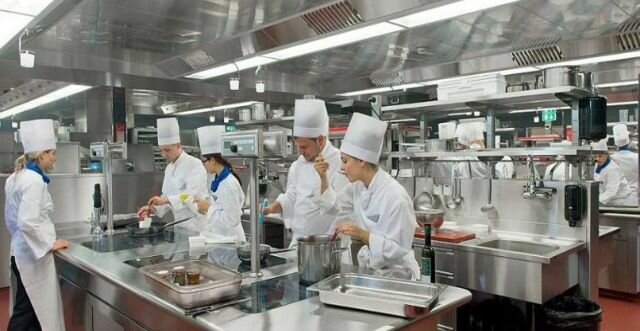 Bếp công nghiệp tại nhà hàng lớn