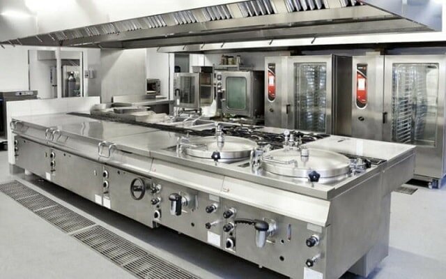 Cần trang bị đầy đủ các loại bếp ăn công nghiệp