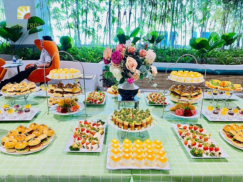 Dịch vụ đặt tiệc finger food giá rẻ có mức giá giao động từ 120.000 VNĐ/người đến 300.000 VNĐ/người Dịch vụ đặt tiệc finger food giá rẻ có mức giá giao động từ 120.000 VNĐ/người đến 300.000 VNĐ/người