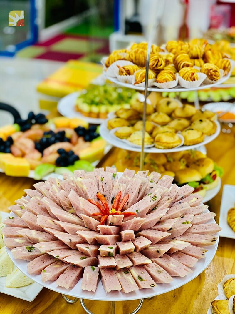 Finger food Vuông Tròn đa dạng món thuần Việt như chả bò, gỏi cuốn, kimbap, mì cuộn tôm,.. Finger food Vuông Tròn đa dạng món thuần Việt như chả bò, gỏi cuốn, kimbap, mì cuộn tôm,..