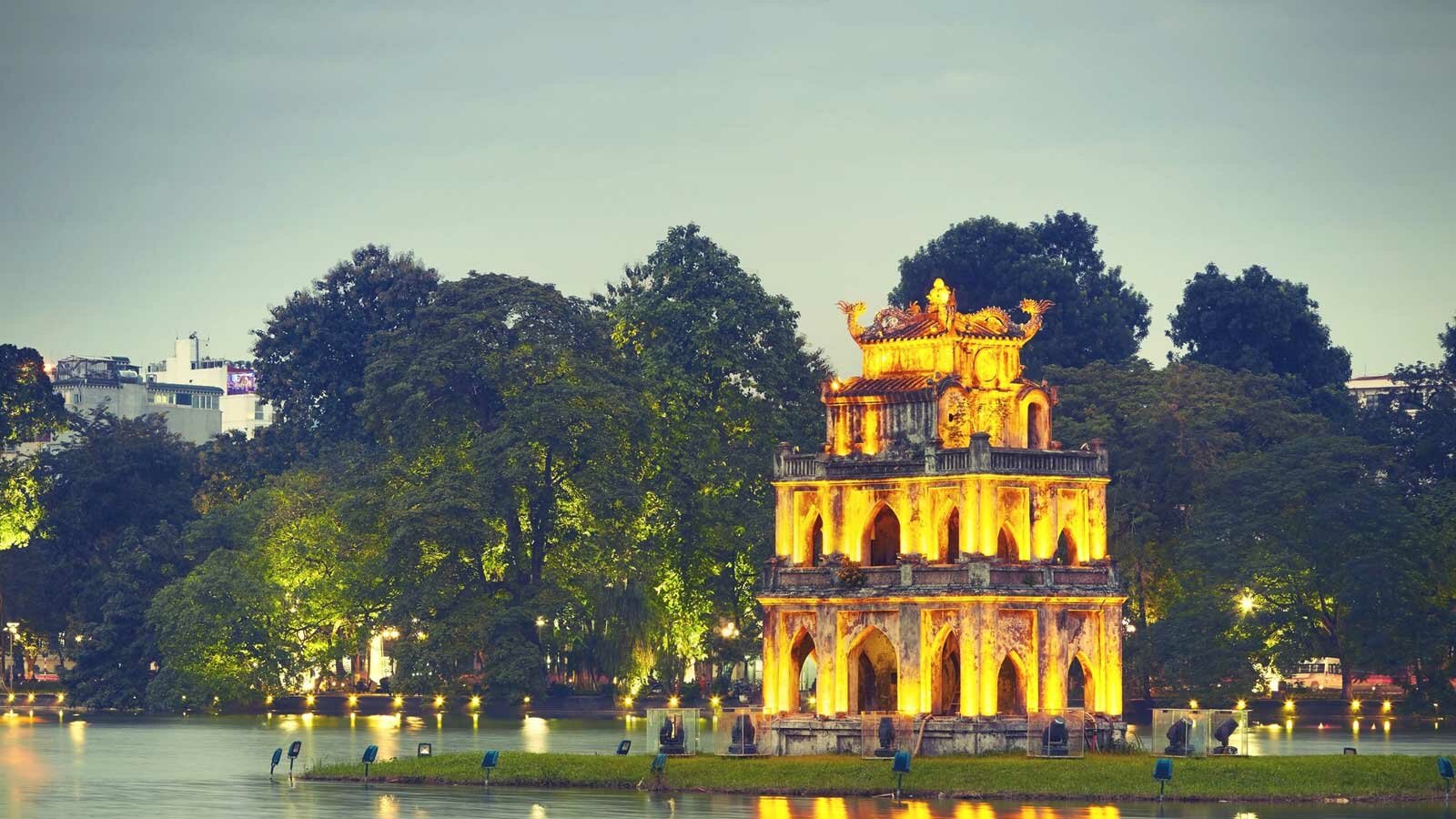 Vé máy bay Hà Nội - hành trình khám phá nền ẩm thực đậm chất Hà thành 4 Hồ Hoàn Kiếm - điểm du lịch Hà Nội nhất định bạn không nên bỏ qua